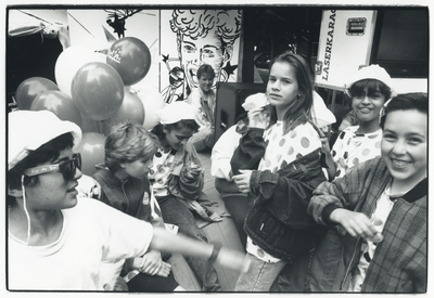 109305 Afbeelding van een groepje jongeren tijdens de manifestatie Kleurrijk Utrecht op het Lepelenburg te Utrecht.